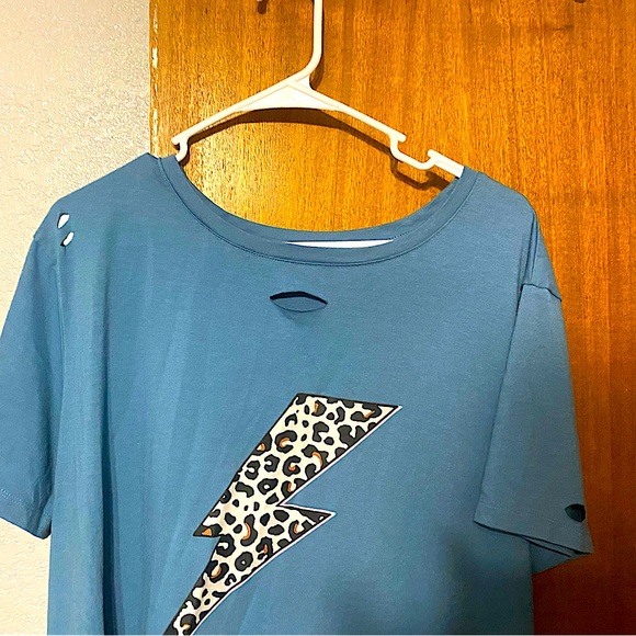 Amazon lightning vintage tee. Teal, cheetah print, with a dash of hot pink - Picture 4 of 4